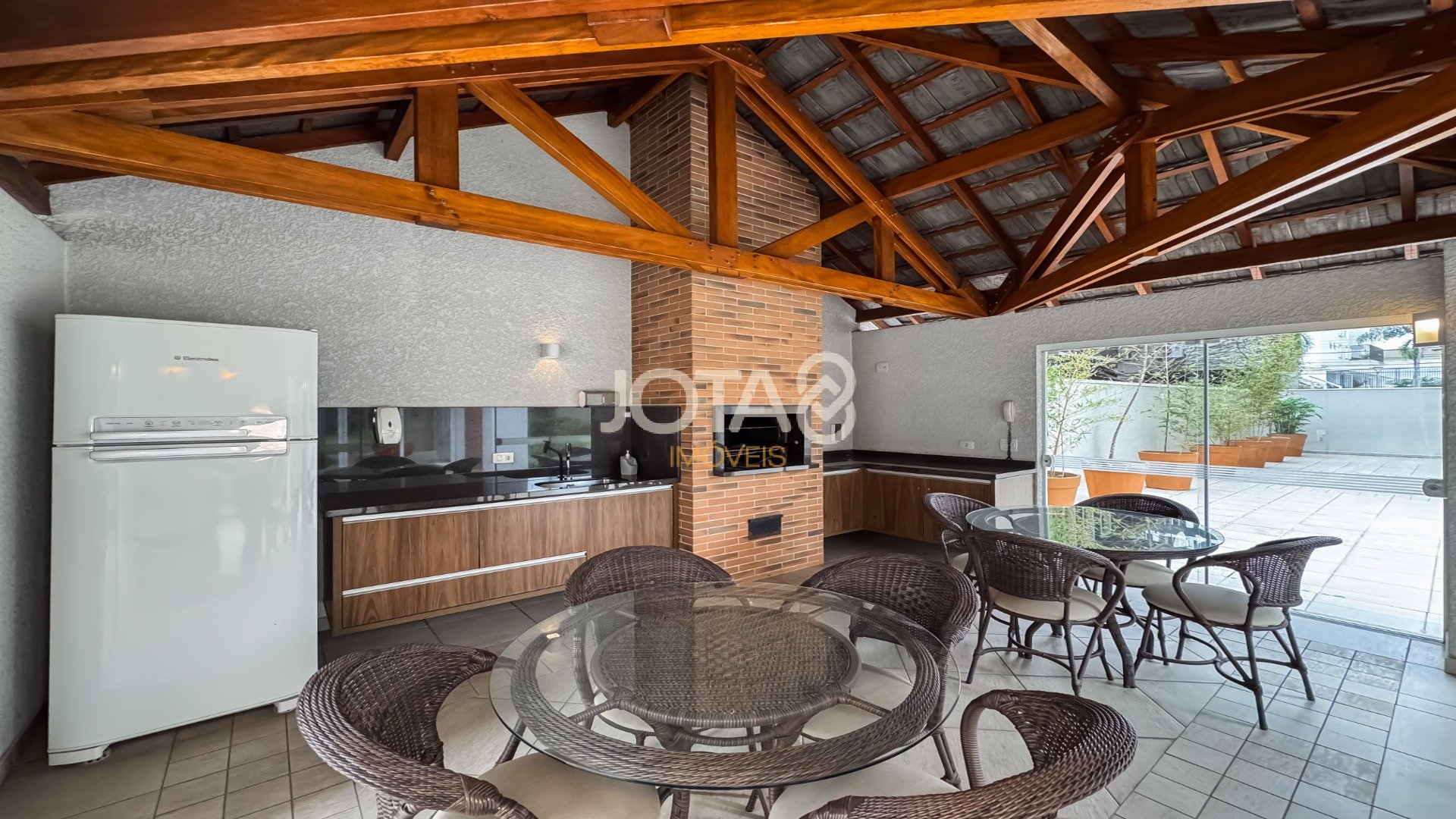 APARTAMENTO DE 03 QUARTOS, SACADA E 03 VAGAS NO BATEL