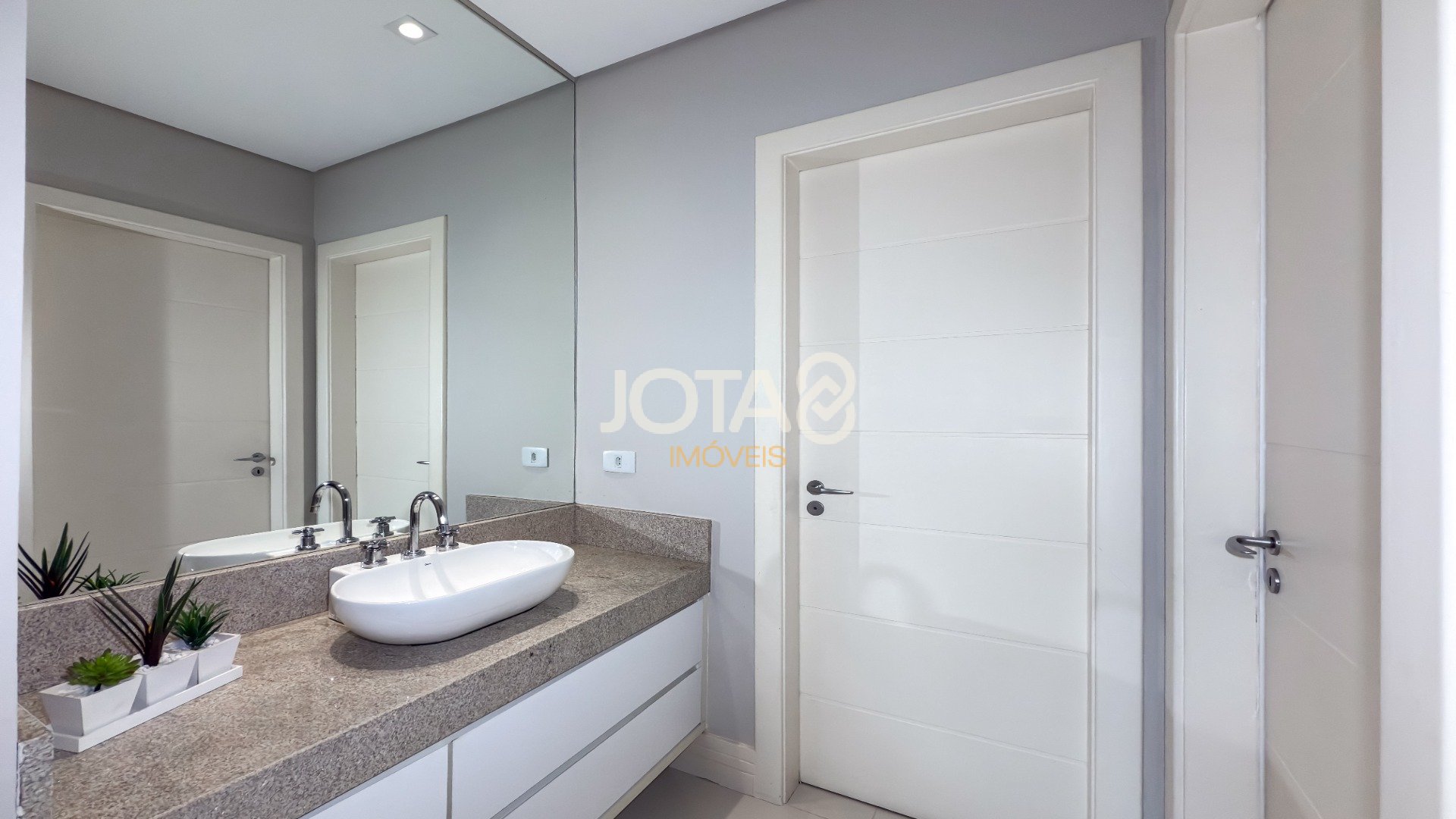 APARTAMENTO DE 03 QUARTOS, SACADA E 03 VAGAS NO BATEL