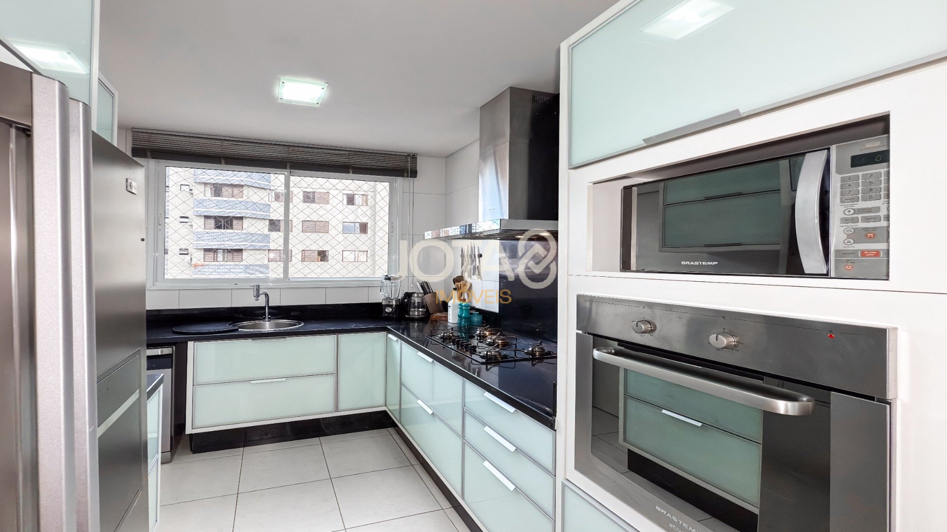 APARTAMENTO DE 03 QUARTOS, SACADA E 03 VAGAS NO BATEL