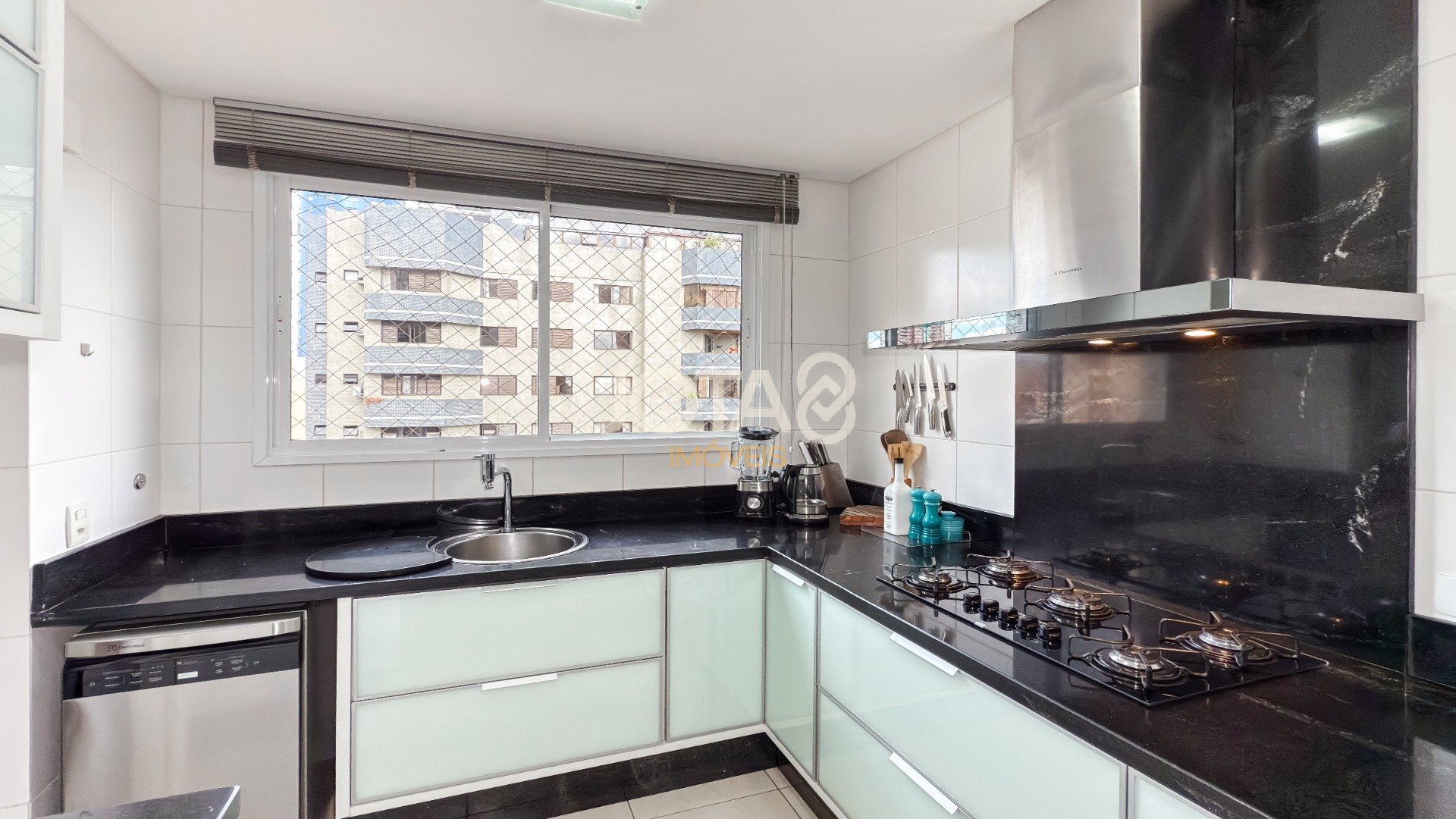 APARTAMENTO DE 03 QUARTOS, SACADA E 03 VAGAS NO BATEL