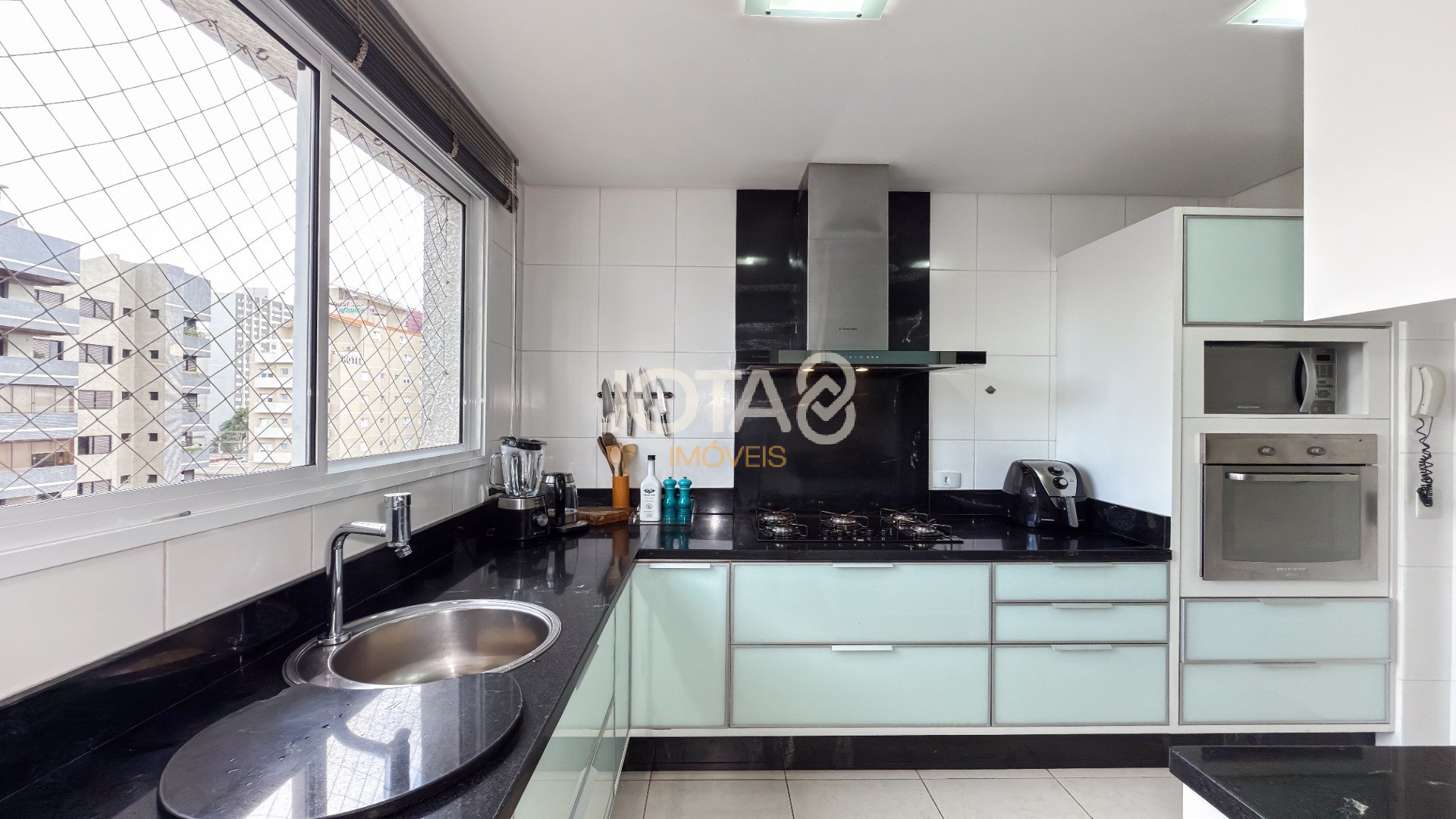 APARTAMENTO DE 03 QUARTOS, SACADA E 03 VAGAS NO BATEL