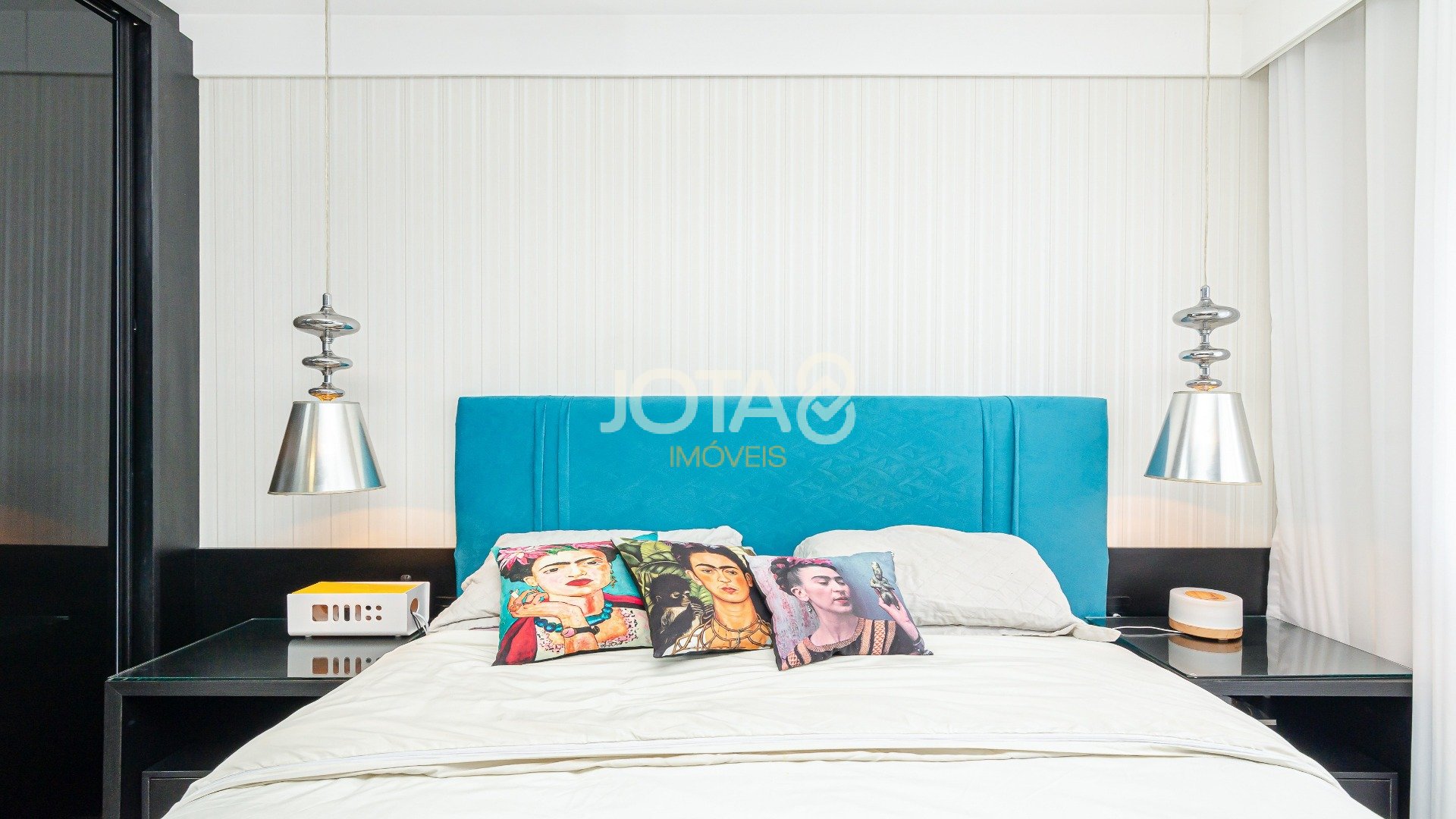 APARTAMENTO TODO DECORADO 2 DORMITORIOS 2 VAGAS