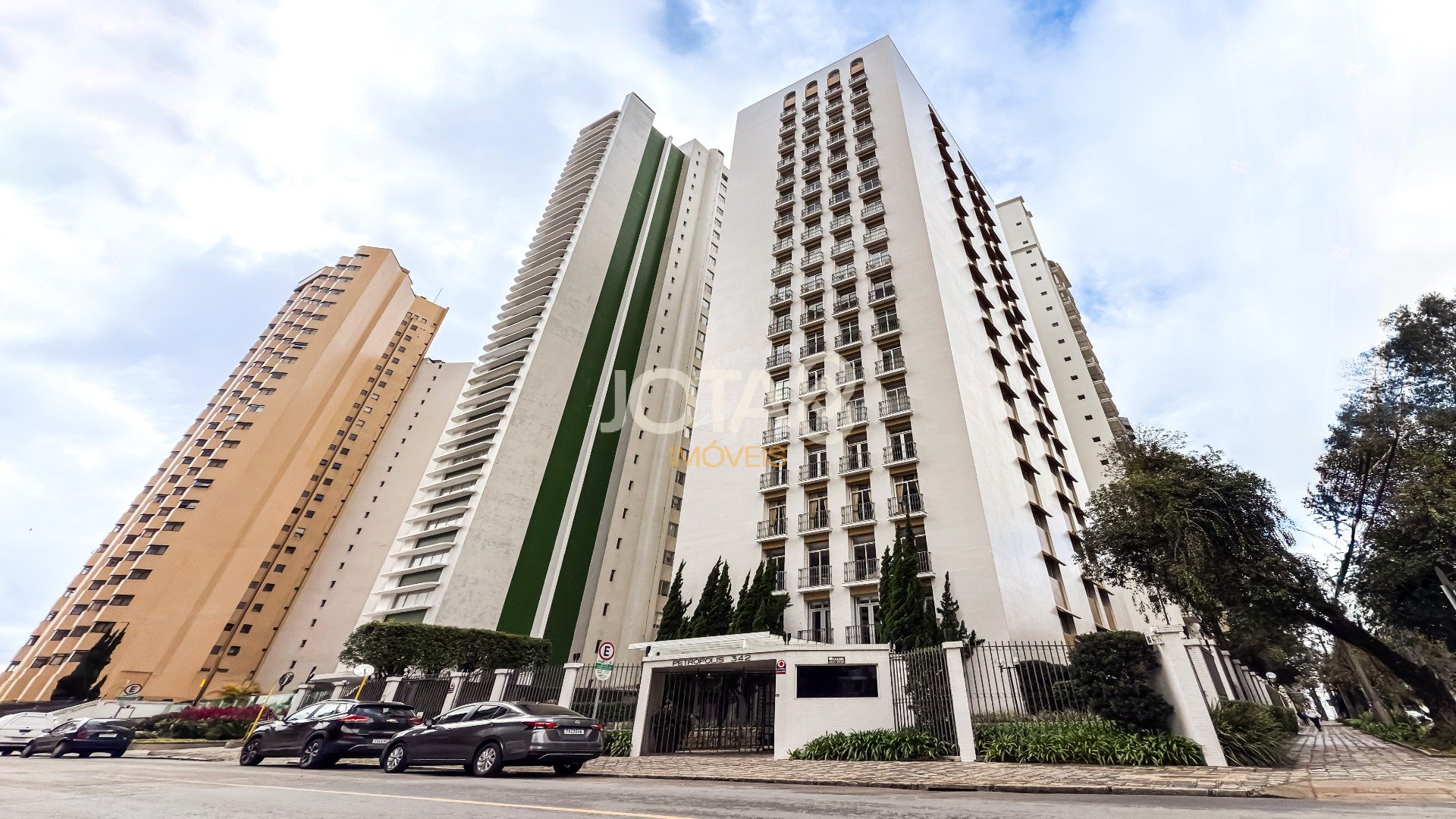MORE A POUCOS PASSOS DA PRAÇA DO JAPÃO - APARTAMENTO 4 QUARTOS