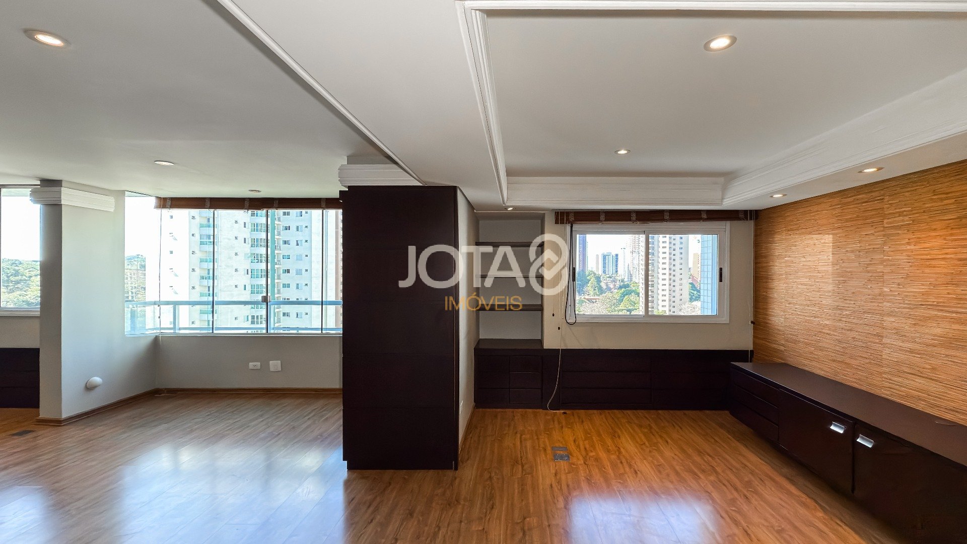 APARTAMENTO NO ECOVILLE COM 2 QUARTOS E 2 VAGAS.
