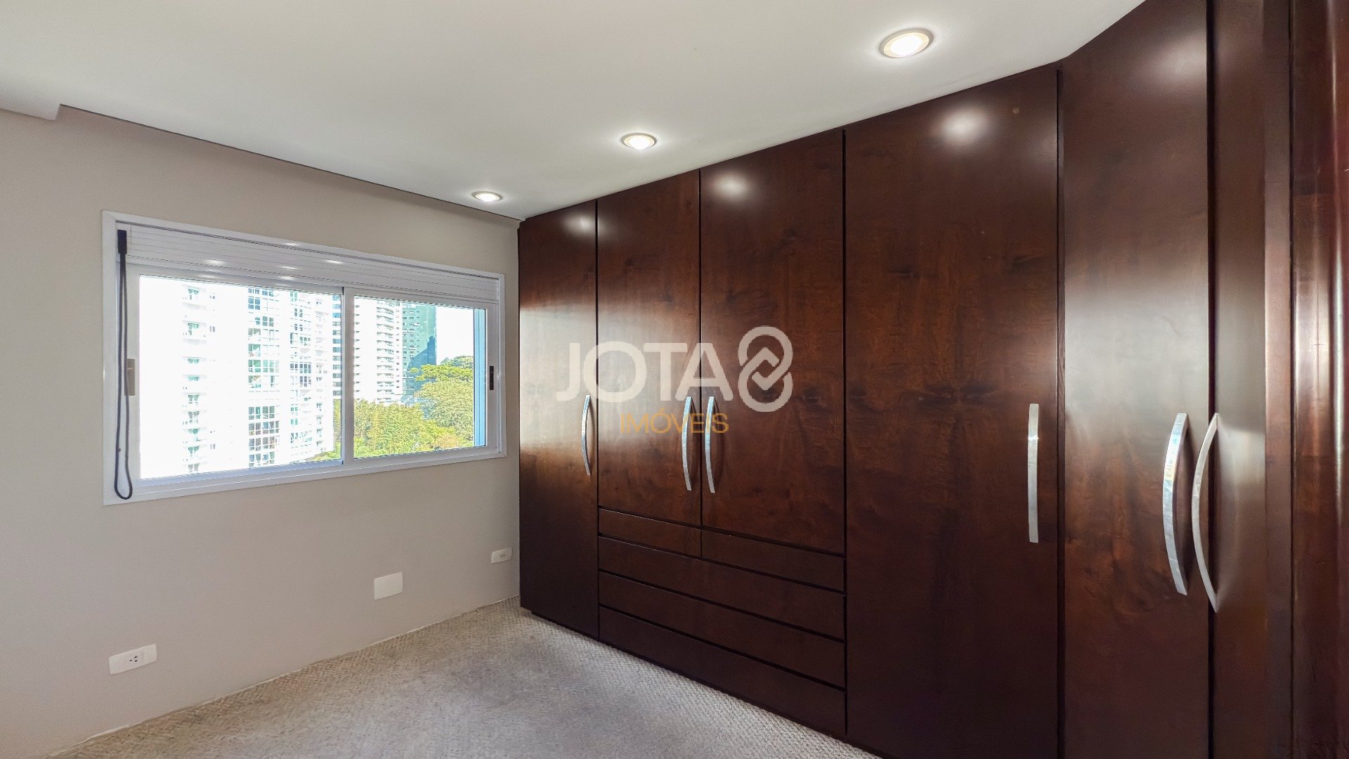 APARTAMENTO NO ECOVILLE COM 2 QUARTOS E 2 VAGAS.