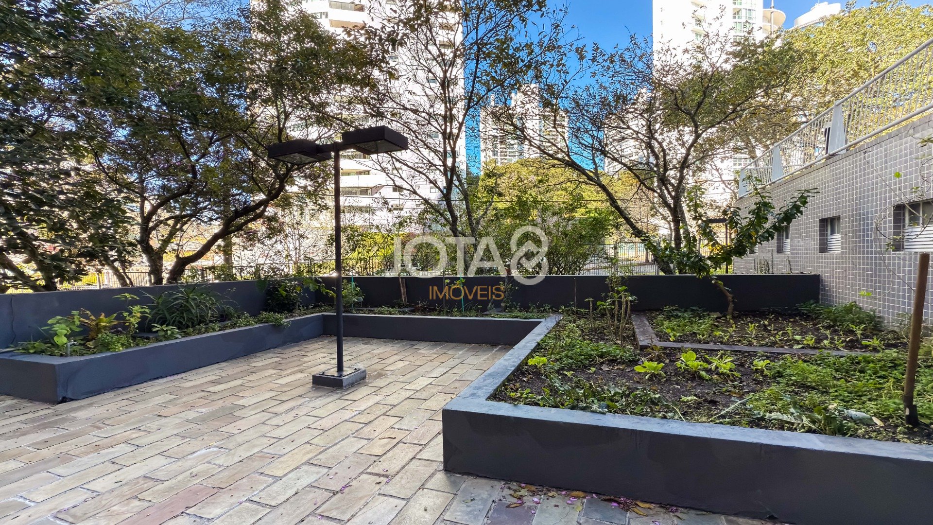 APARTAMENTO NO ECOVILLE COM 2 QUARTOS E 2 VAGAS.