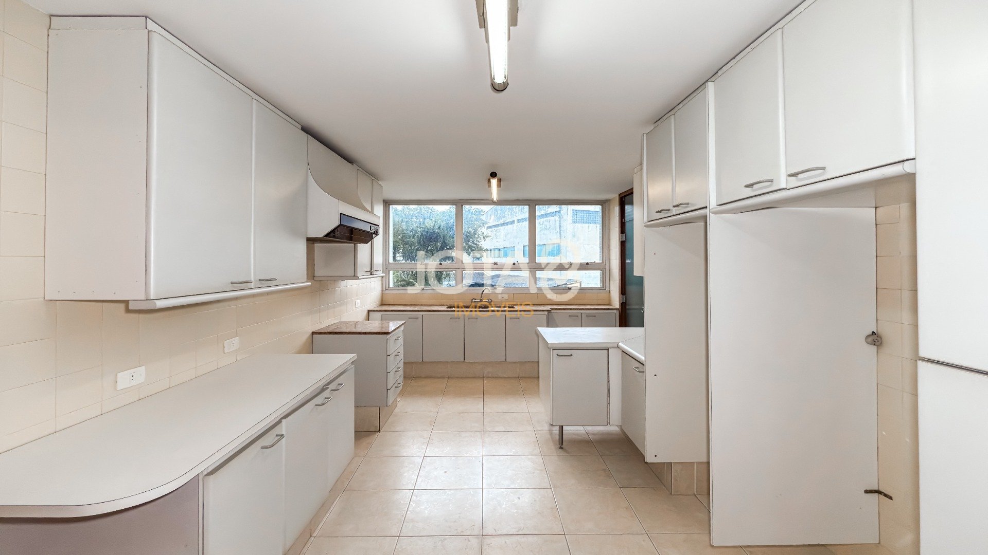 APARTAMENTO COM 4 DORMITÓRIOS NO BATEL