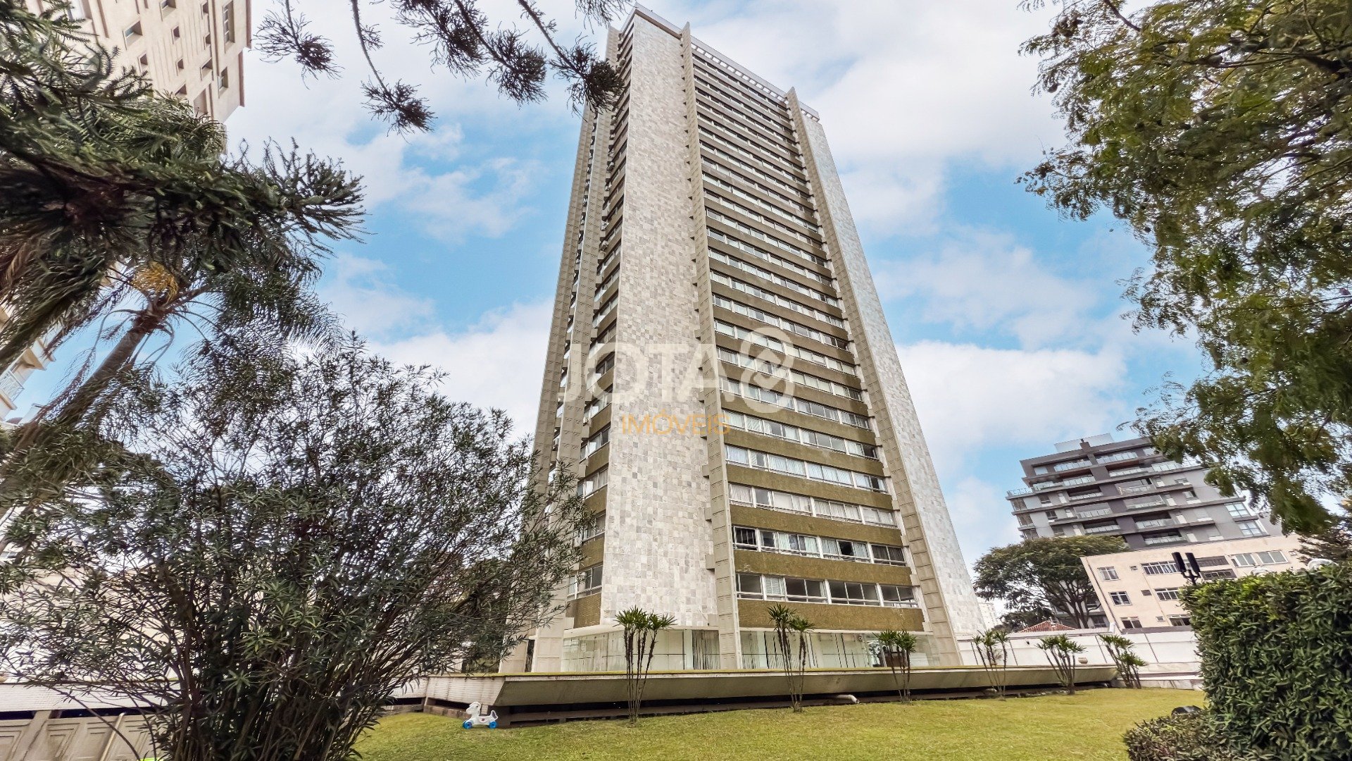 APARTAMENTO COM 4 DORMITÓRIOS NO BATEL