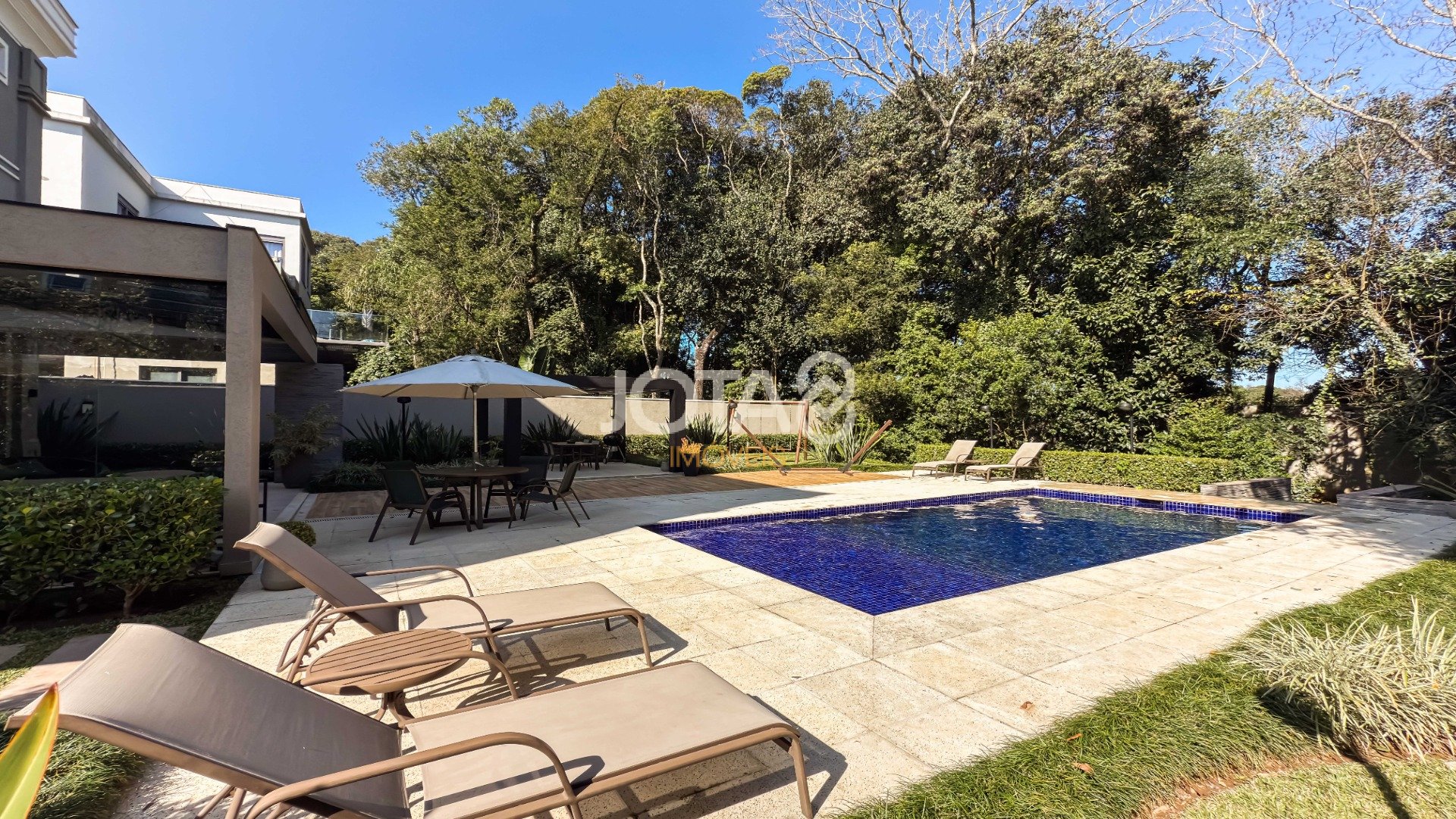 UM ESPETÁCULO DE CASA EM CONDOMÍNIO COM 4 SUÍTES E PISCINA!