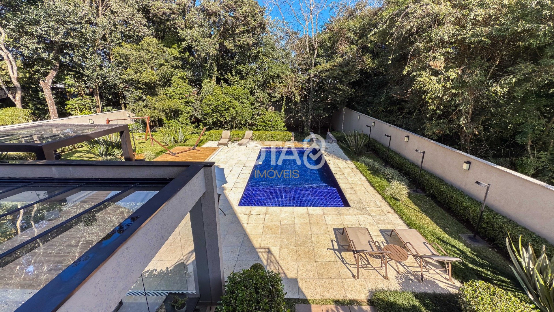 UM ESPETÁCULO DE CASA EM CONDOMÍNIO COM 4 SUÍTES E PISCINA!