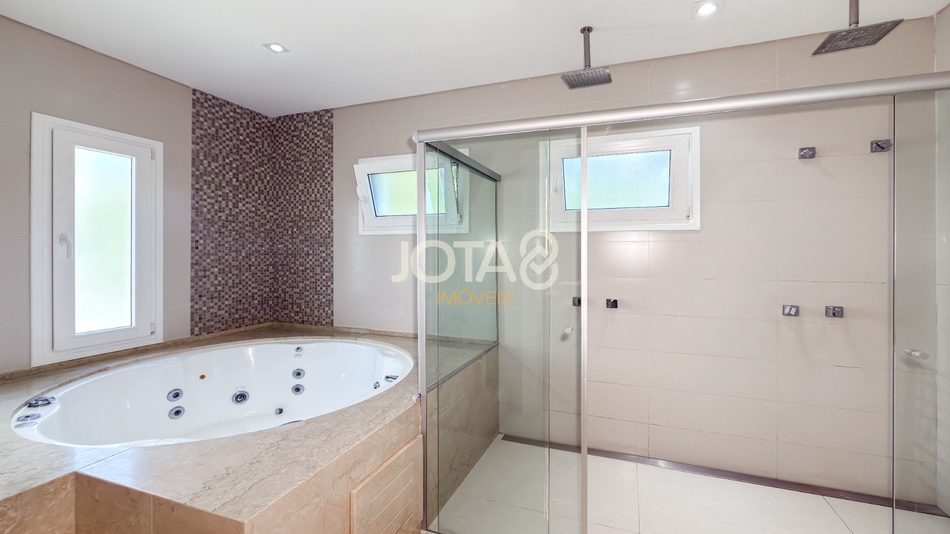 UM ESPETÁCULO DE CASA EM CONDOMÍNIO COM 4 SUÍTES E PISCINA!