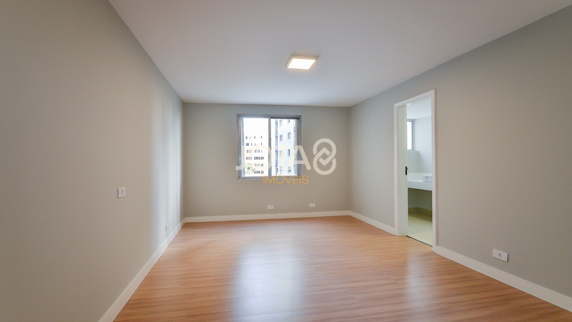APARTAMENTO NO CENTRO COM 3 QUARTOS, SENDO 1 SUÍTE E 2 VAGAS
