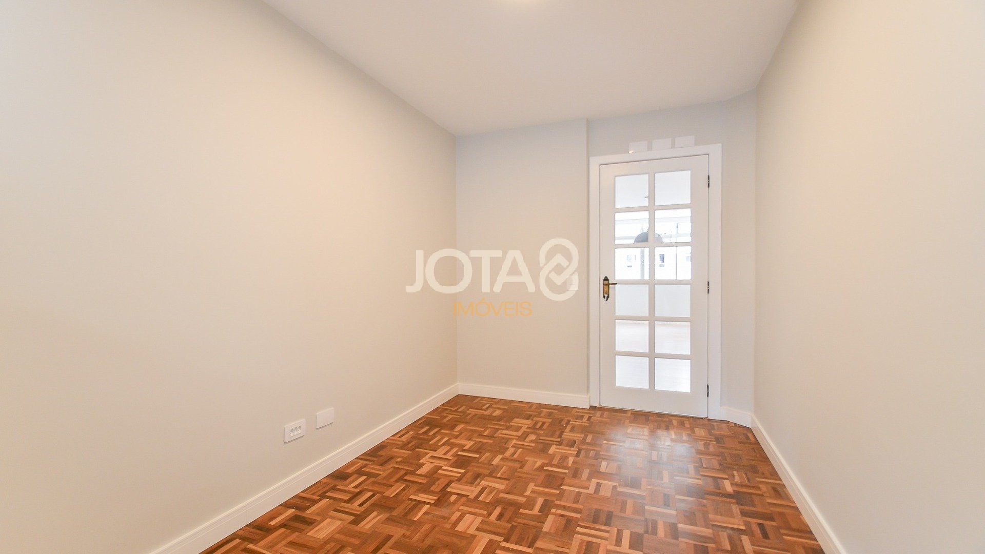 APARTAMENTO NO CENTRO COM 3 QUARTOS, SENDO 1 SUÍTE E 2 VAGAS