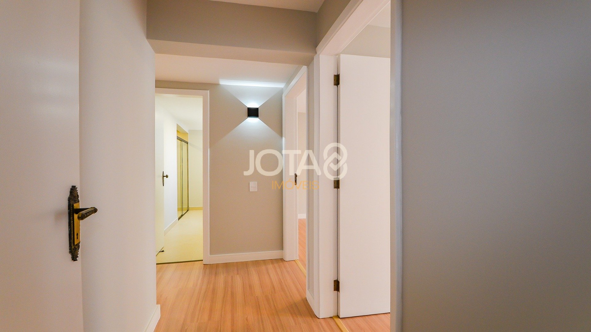 APARTAMENTO NO CENTRO COM 3 QUARTOS, SENDO 1 SUÍTE E 2 VAGAS