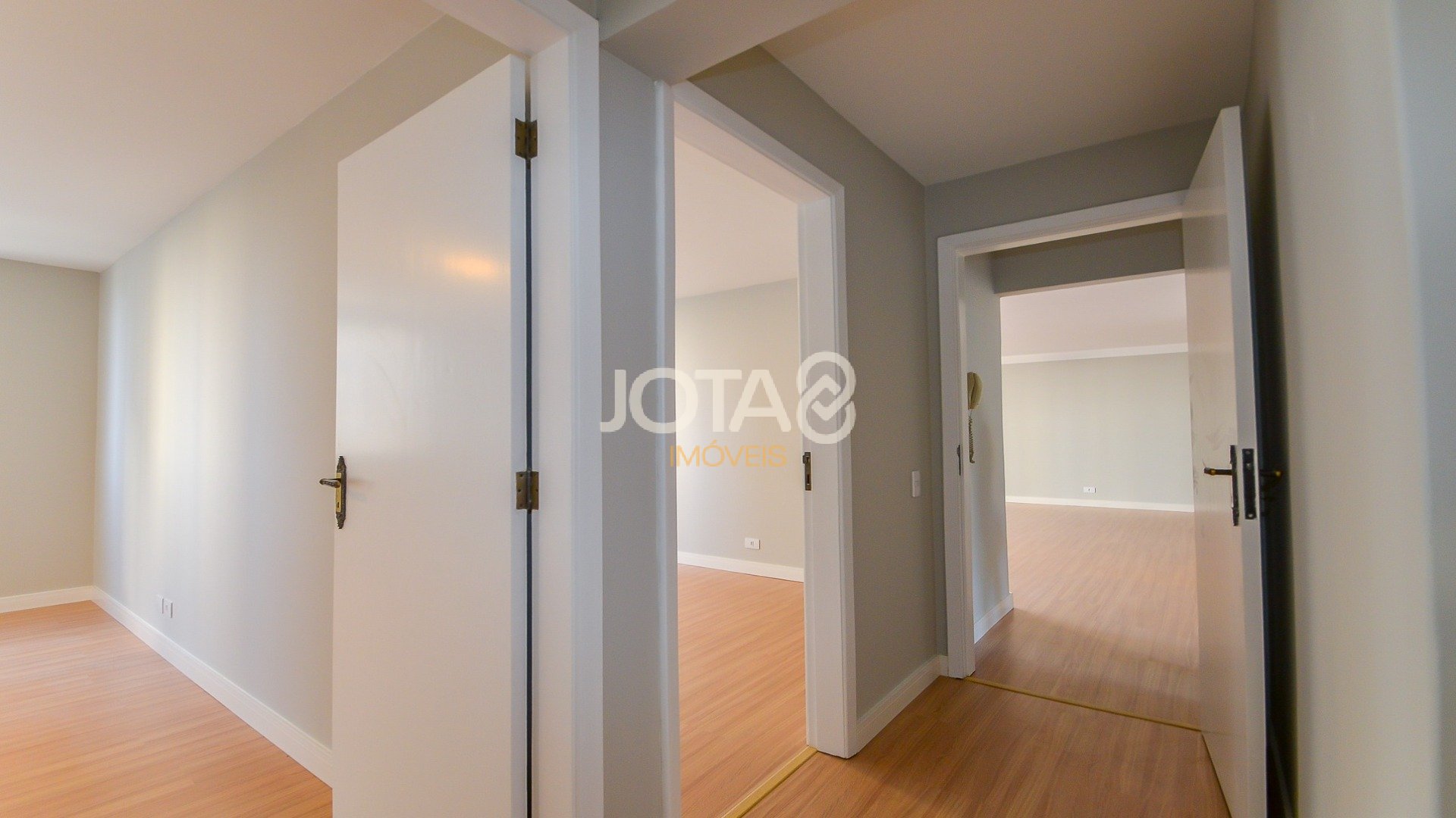 APARTAMENTO NO CENTRO COM 3 QUARTOS, SENDO 1 SUÍTE E 2 VAGAS