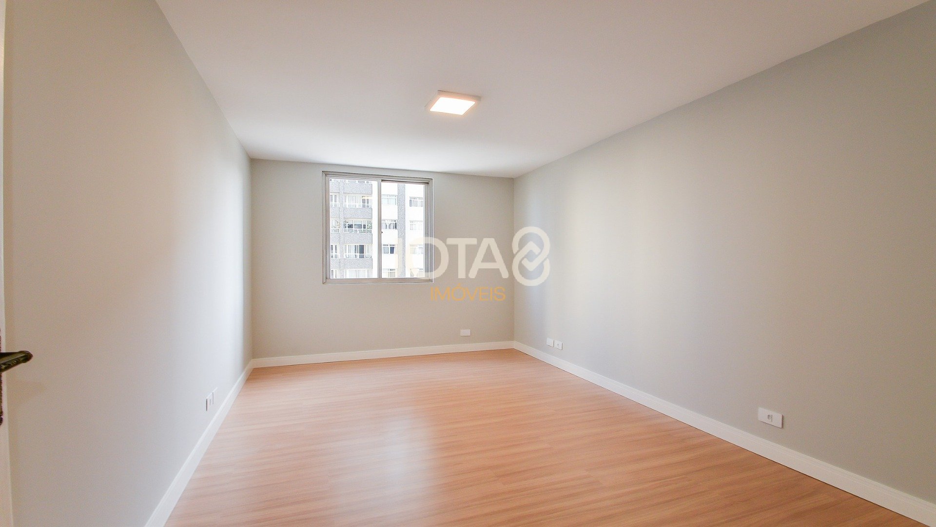 APARTAMENTO NO CENTRO COM 3 QUARTOS, SENDO 1 SUÍTE E 2 VAGAS