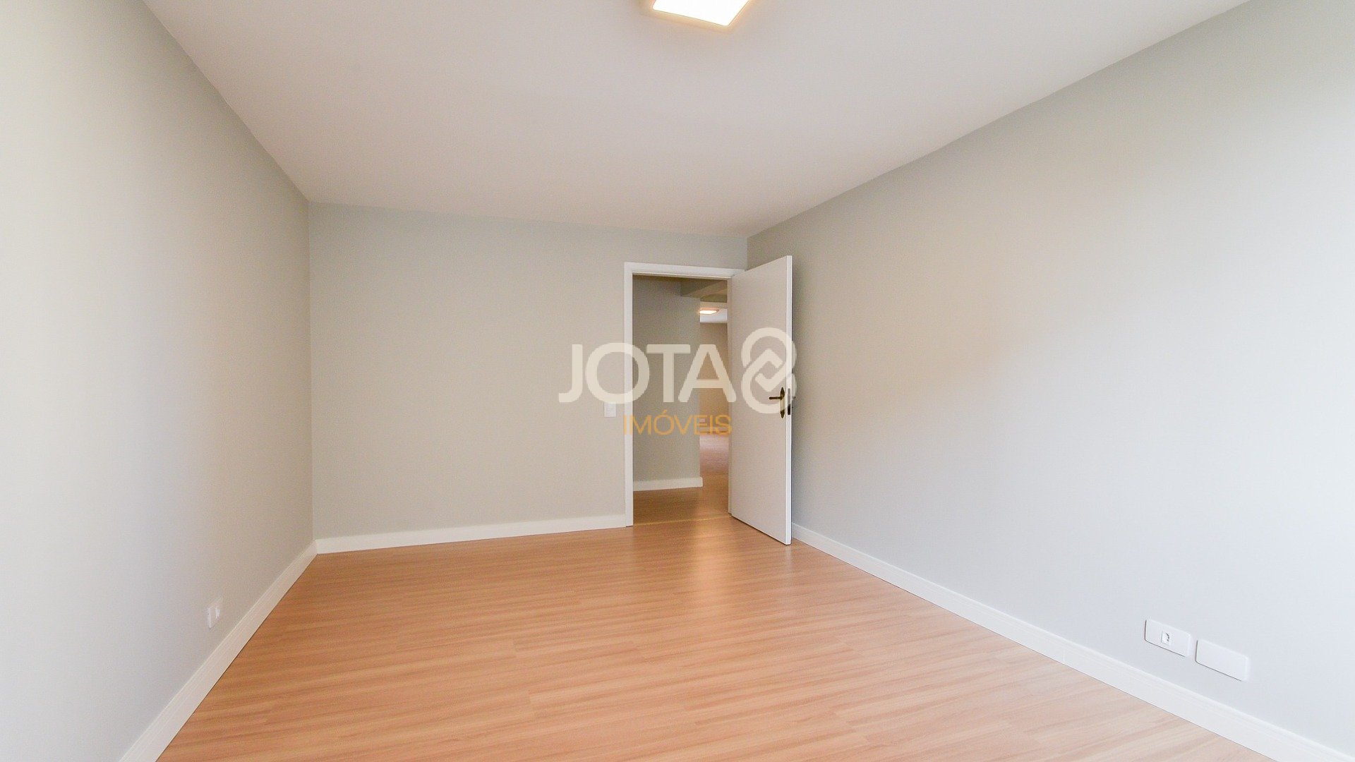APARTAMENTO NO CENTRO COM 3 QUARTOS, SENDO 1 SUÍTE E 2 VAGAS