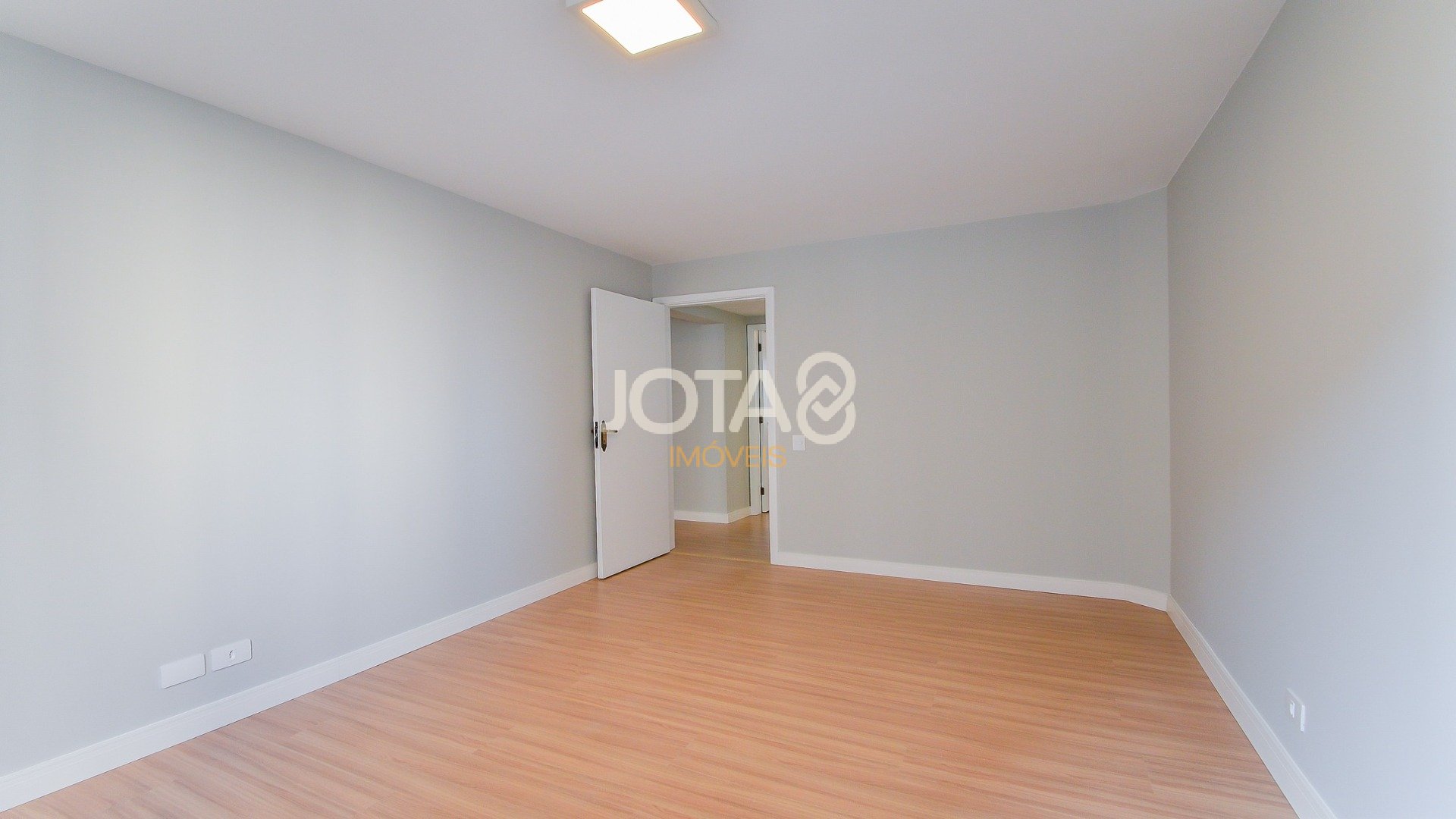 APARTAMENTO NO CENTRO COM 3 QUARTOS, SENDO 1 SUÍTE E 2 VAGAS