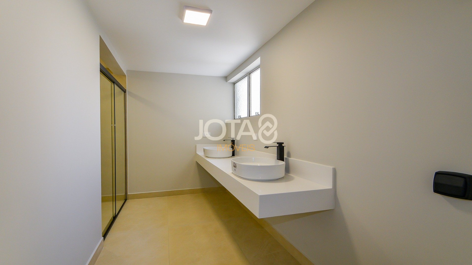 APARTAMENTO NO CENTRO COM 3 QUARTOS, SENDO 1 SUÍTE E 2 VAGAS