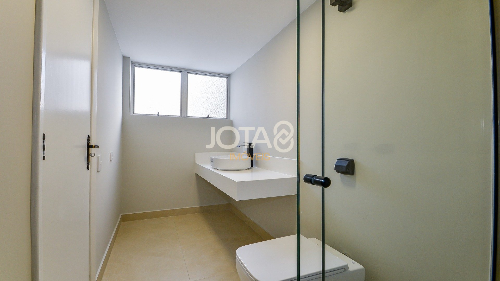 APARTAMENTO NO CENTRO COM 3 QUARTOS, SENDO 1 SUÍTE E 2 VAGAS