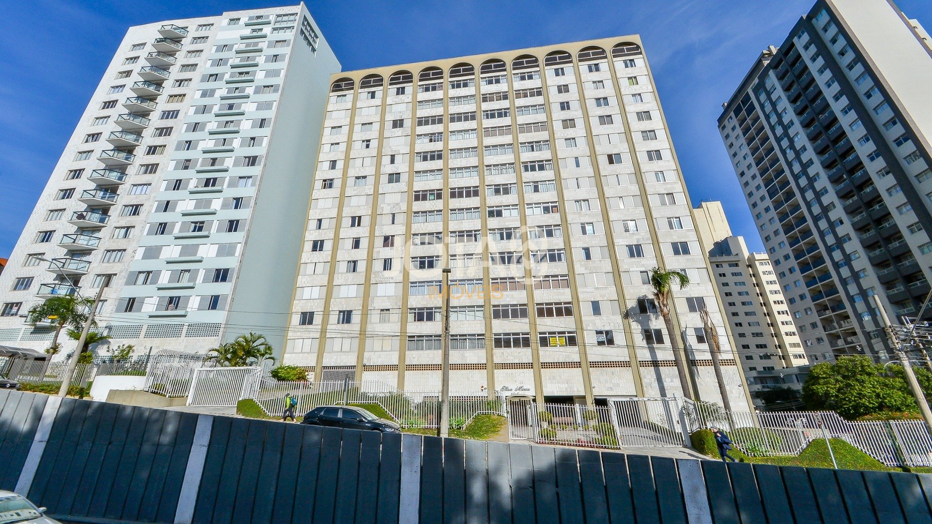 APARTAMENTO NO CENTRO COM 3 QUARTOS, SENDO 1 SUÍTE E 2 VAGAS
