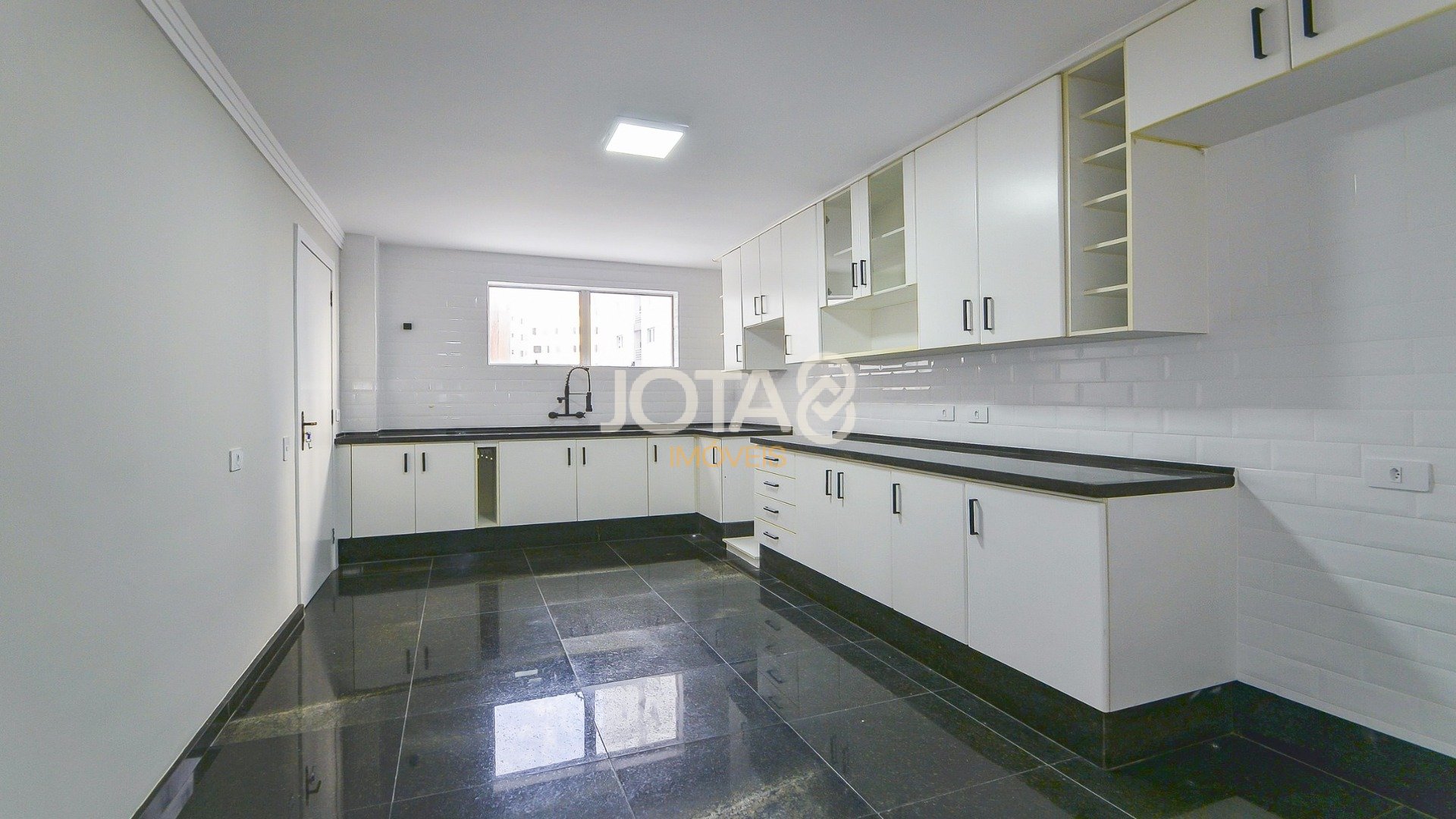 APARTAMENTO NO CENTRO COM 3 QUARTOS, SENDO 1 SUÍTE E 2 VAGAS
