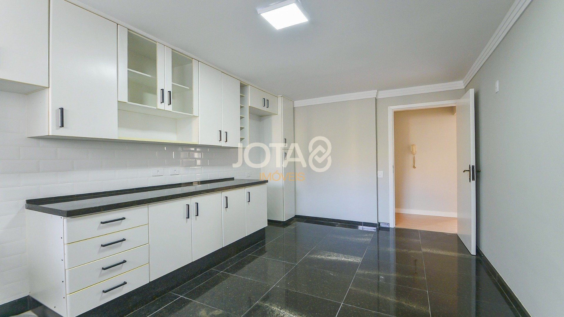 APARTAMENTO NO CENTRO COM 3 QUARTOS, SENDO 1 SUÍTE E 2 VAGAS