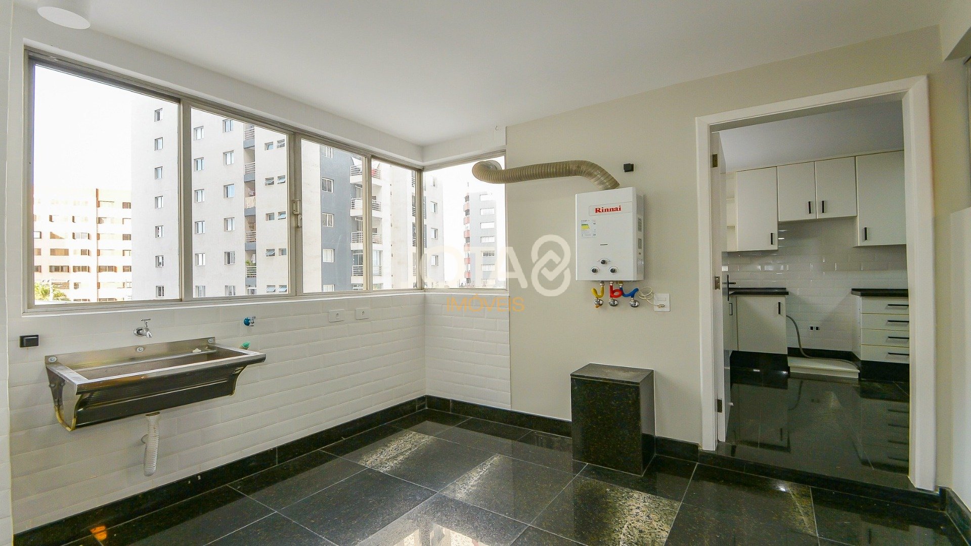 APARTAMENTO NO CENTRO COM 3 QUARTOS, SENDO 1 SUÍTE E 2 VAGAS