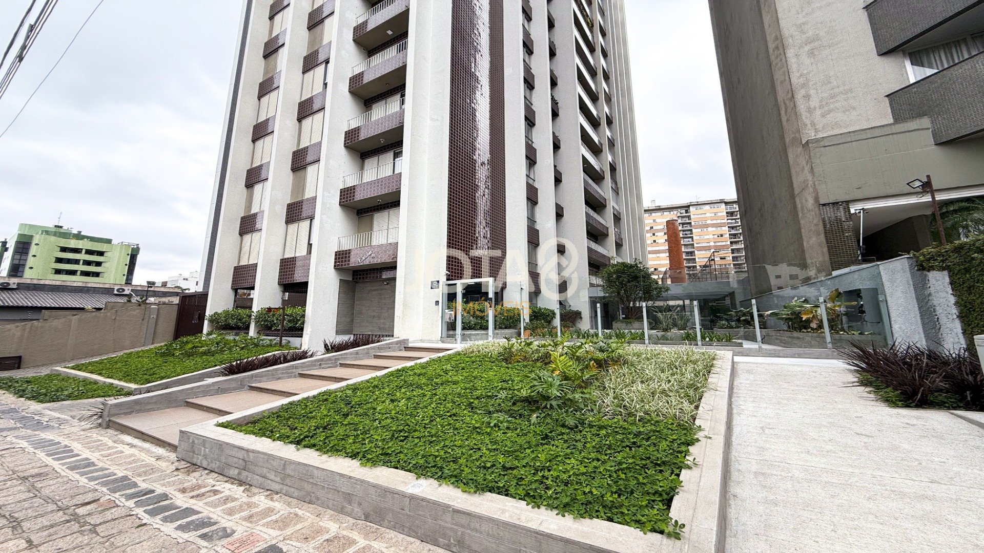 APARTAMENTO 3 QUARTOS ILUMINADO