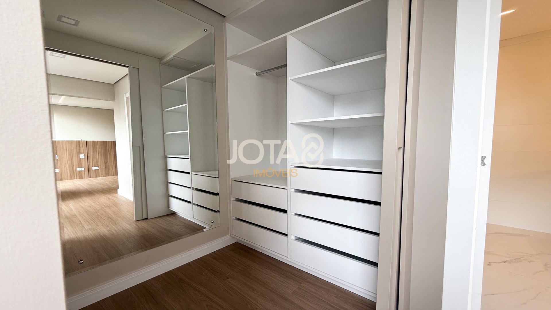 APARTAMENTO 3 QUARTOS ILUMINADO