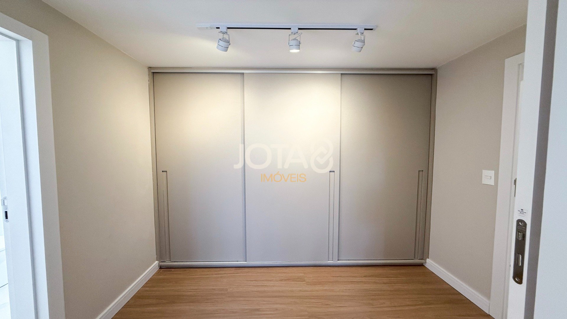 APARTAMENTO 3 QUARTOS ILUMINADO