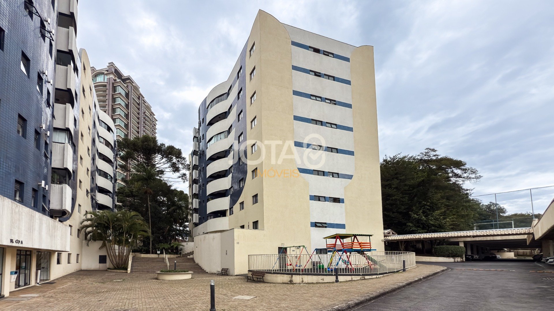 OPORTUNIDADE NO ECOVILLE: 2 QUARTOS + CLOSET E CONDOMÍNIO CLUBE