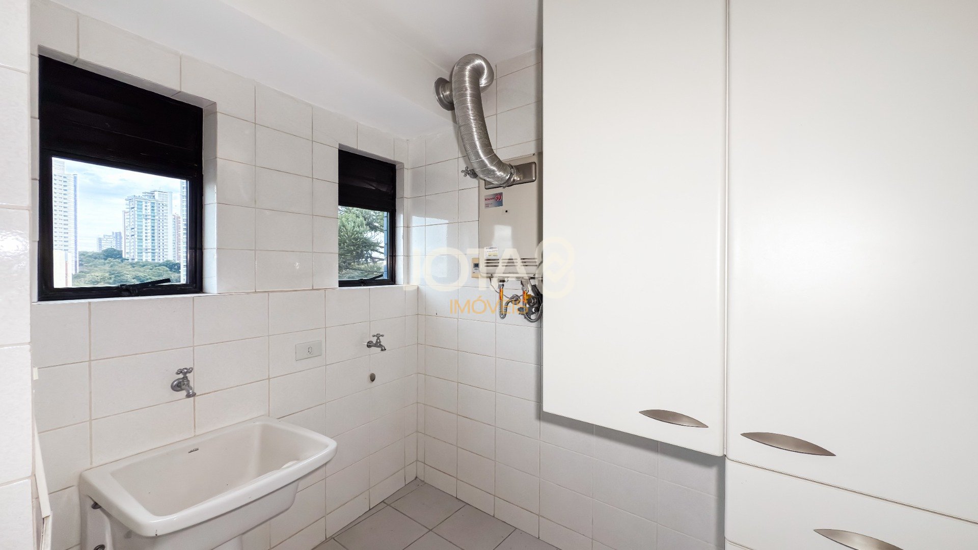 OPORTUNIDADE NO ECOVILLE: 2 QUARTOS + CLOSET E CONDOMÍNIO CLUBE