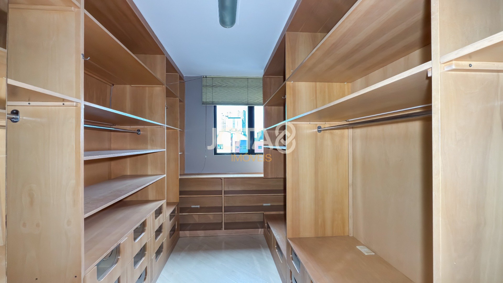 OPORTUNIDADE NO ECOVILLE: 2 QUARTOS + CLOSET E CONDOMÍNIO CLUBE