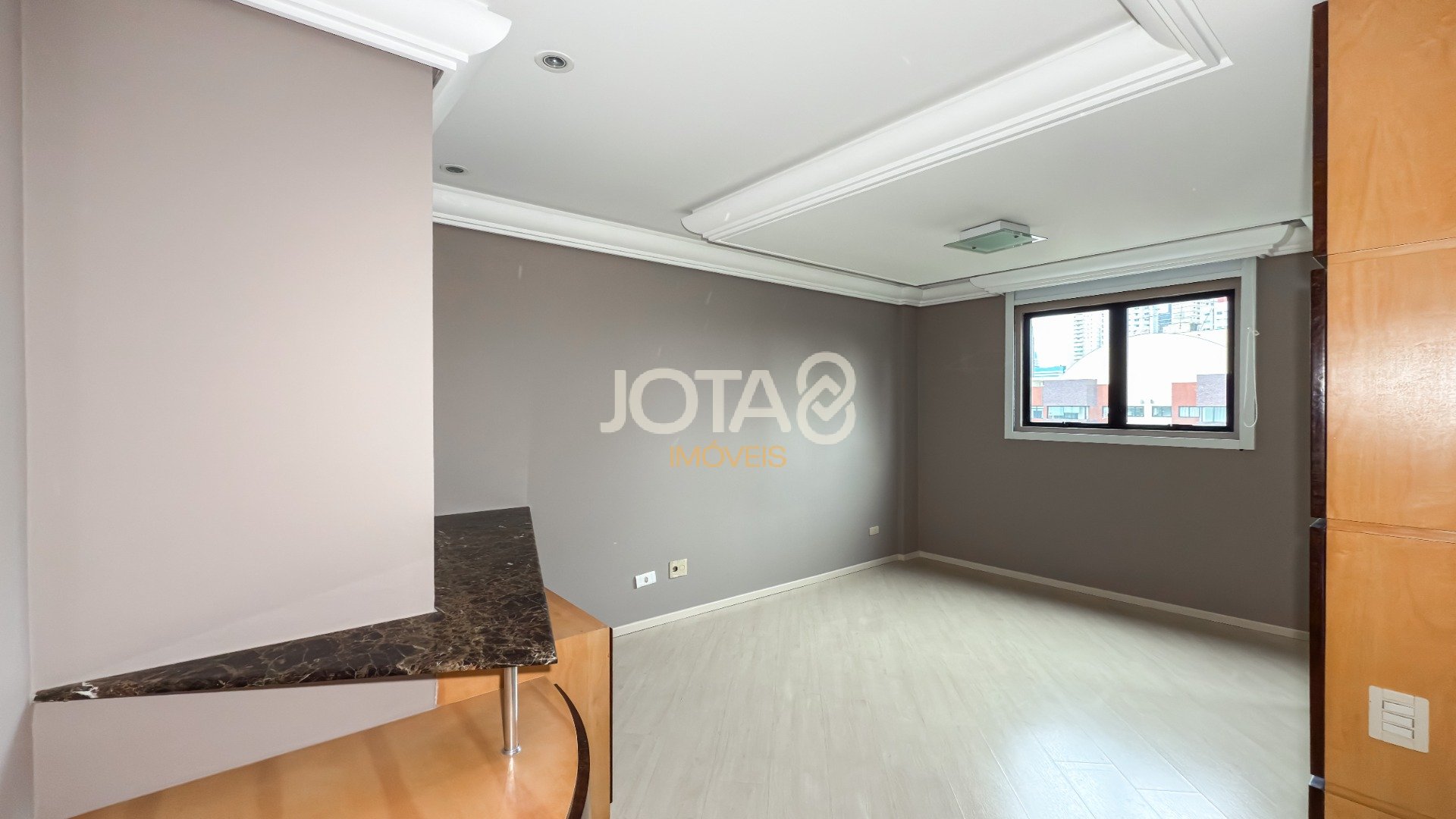 OPORTUNIDADE NO ECOVILLE: 2 QUARTOS + CLOSET E CONDOMÍNIO CLUBE