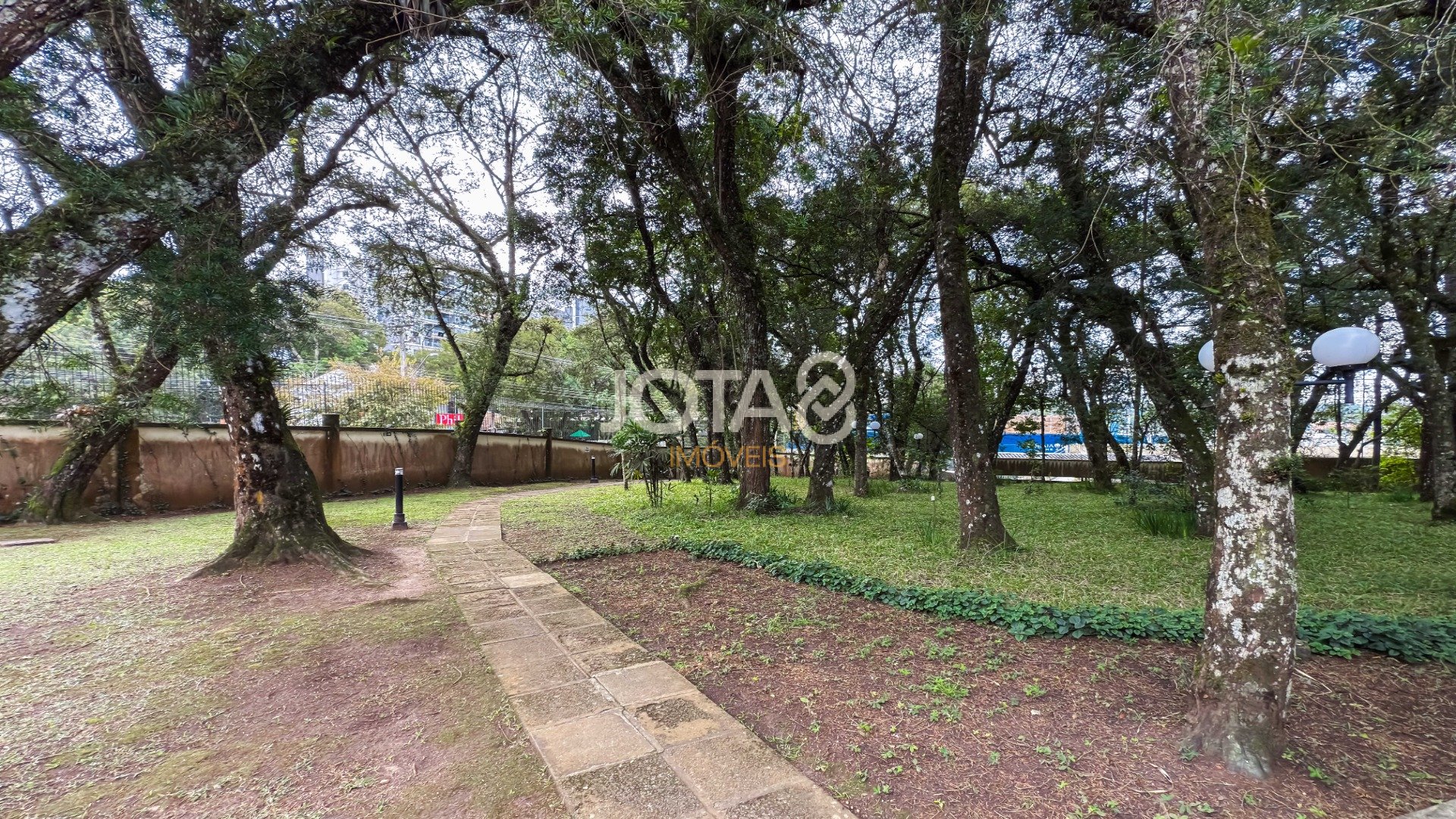 OPORTUNIDADE NO ECOVILLE: 2 QUARTOS + CLOSET E CONDOMÍNIO CLUBE