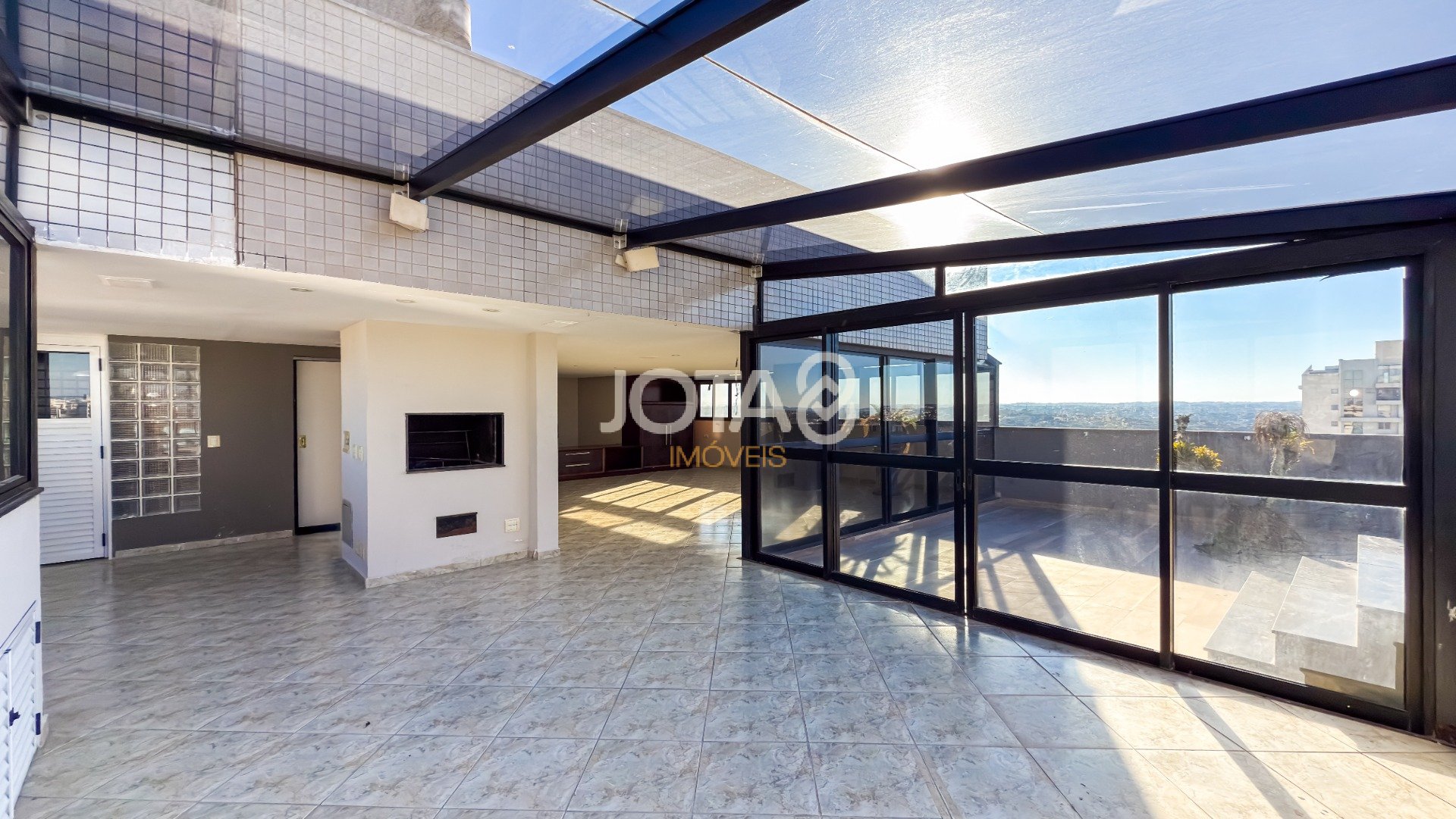 CRYSTAL LAKE RESIDENCE