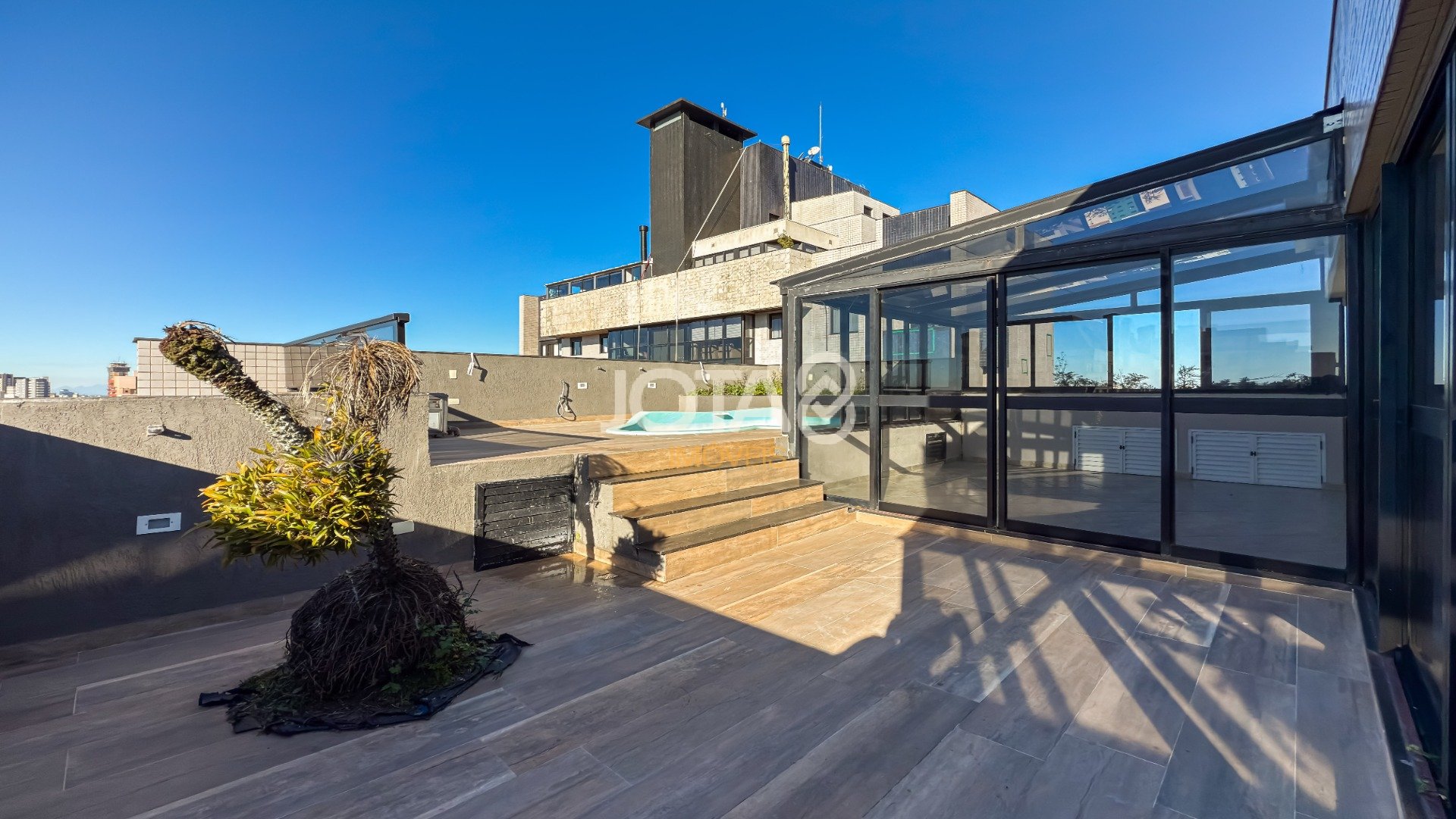 CRYSTAL LAKE RESIDENCE