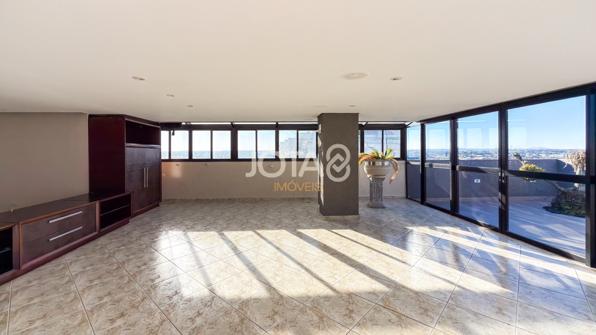 CRYSTAL LAKE RESIDENCE