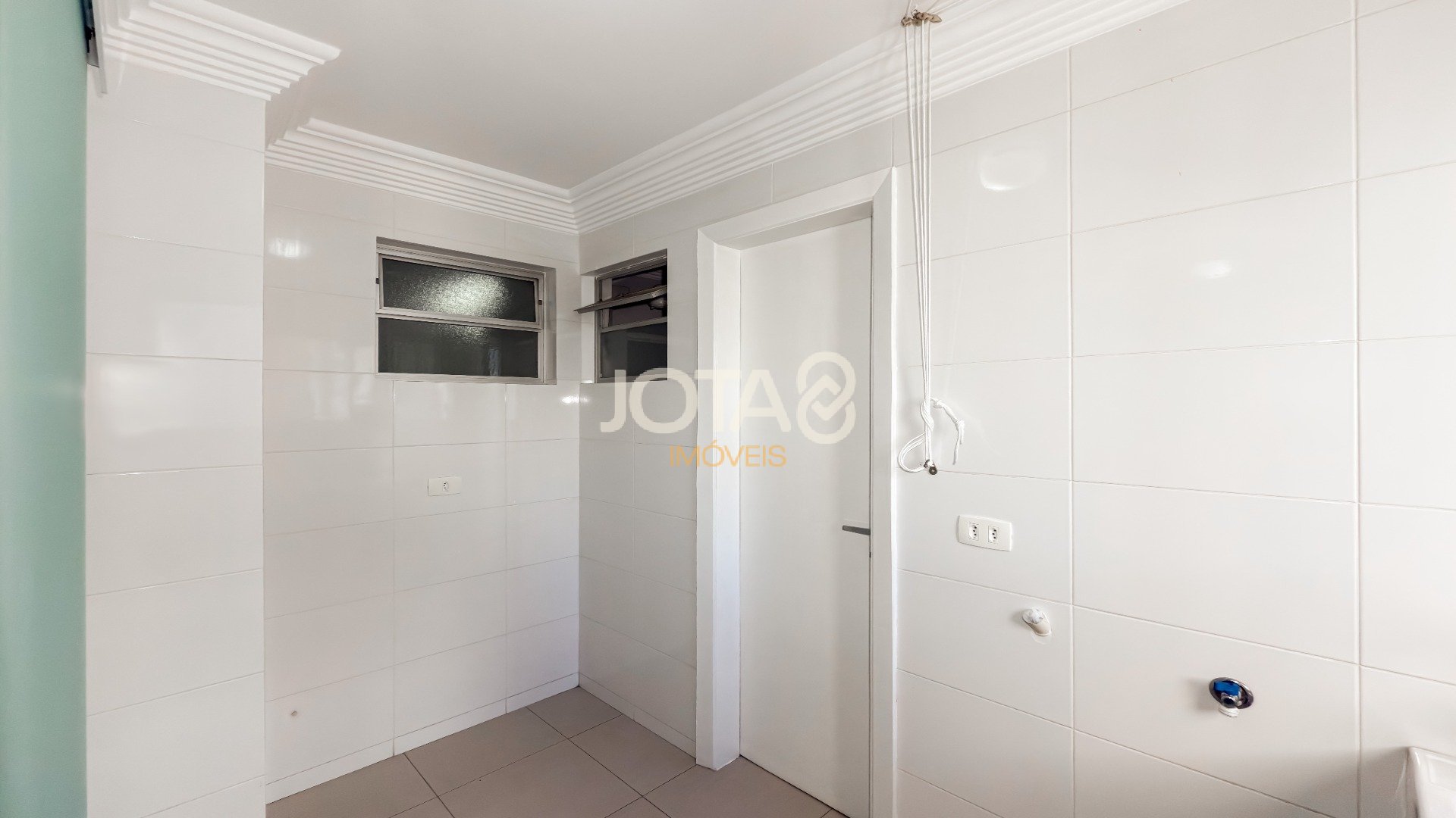 APARTAMENTO ENSOLARADO COM 3 QUARTOS