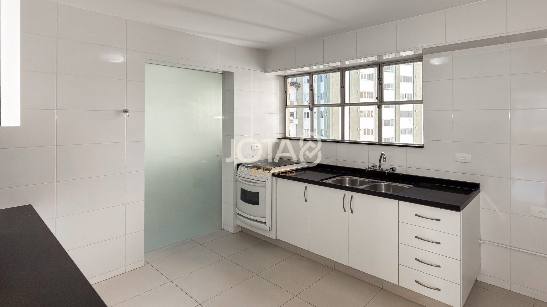 APARTAMENTO ENSOLARADO COM 3 QUARTOS