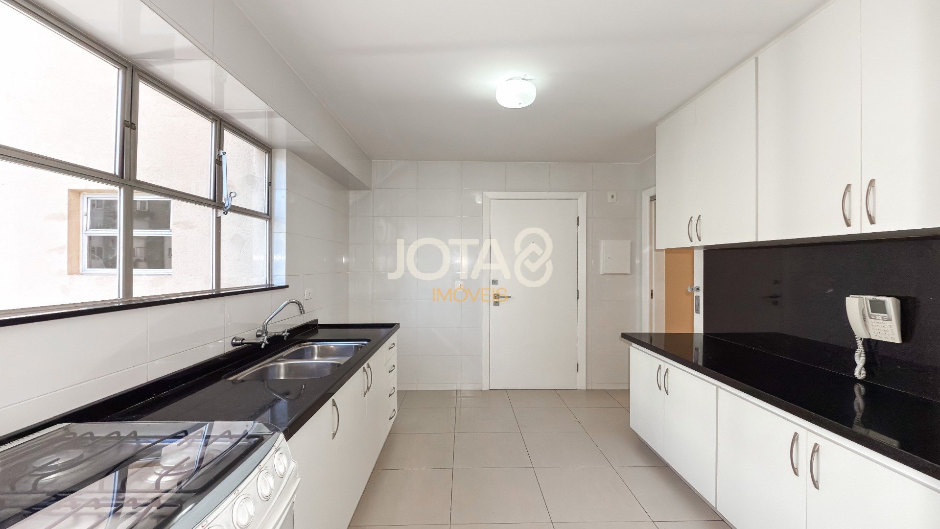 APARTAMENTO ENSOLARADO COM 3 QUARTOS