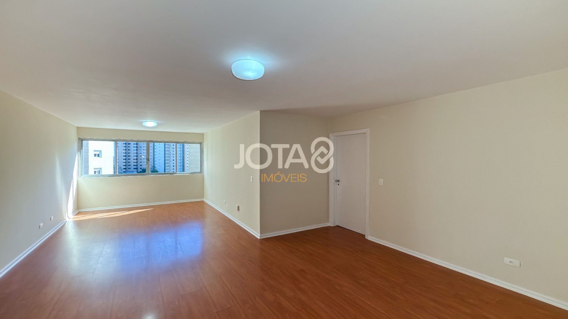 APARTAMENTO ENSOLARADO COM 3 QUARTOS