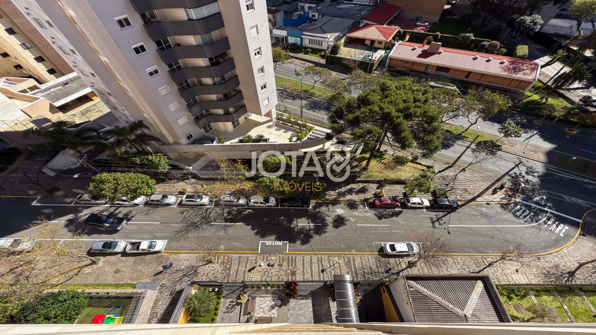 APARTAMENTO ENSOLARADO COM 3 QUARTOS