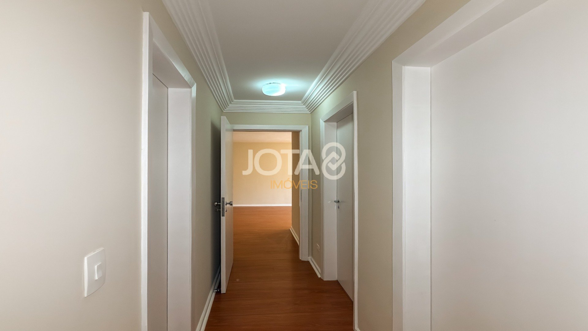APARTAMENTO ENSOLARADO COM 3 QUARTOS