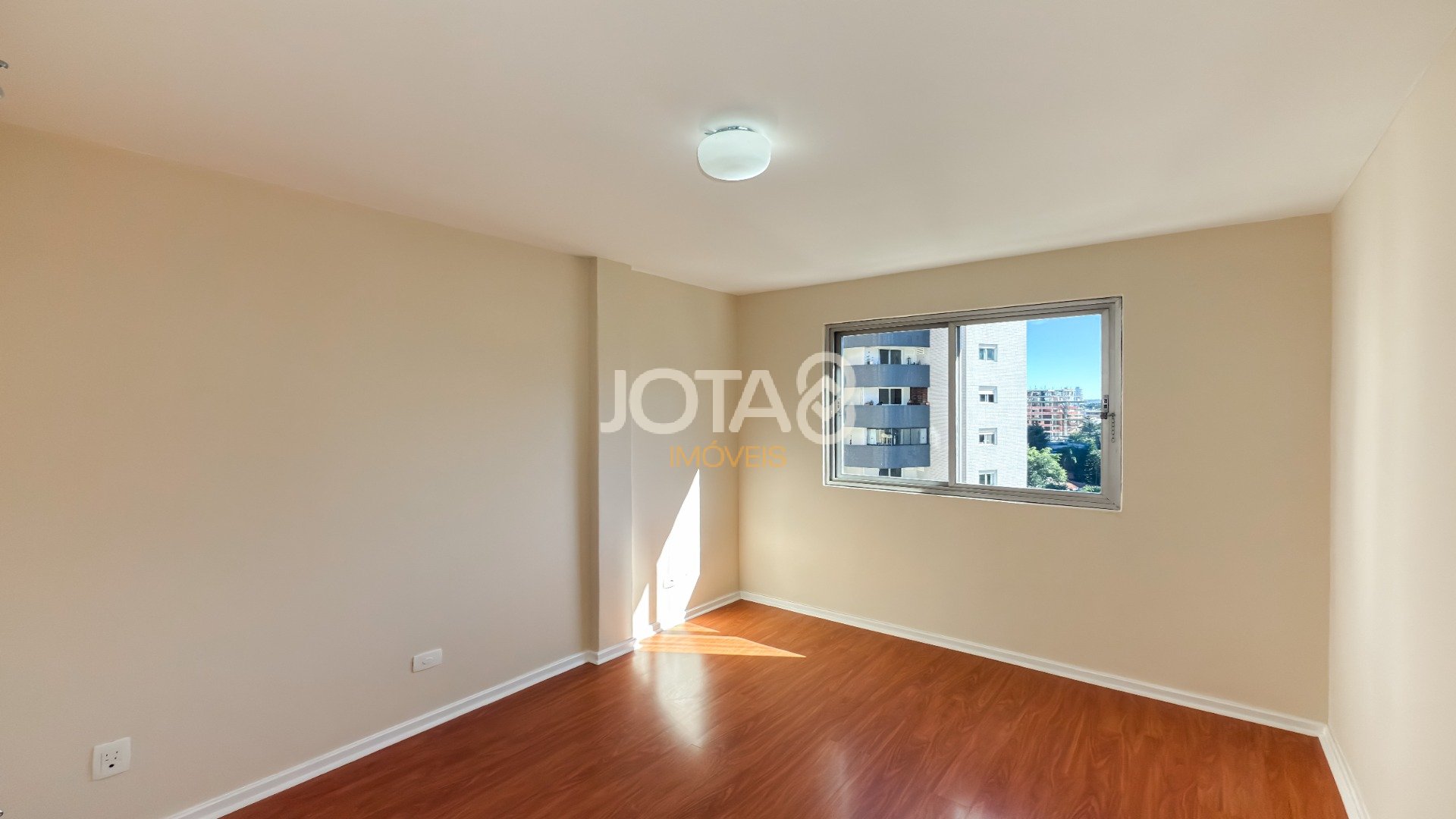 APARTAMENTO ENSOLARADO COM 3 QUARTOS