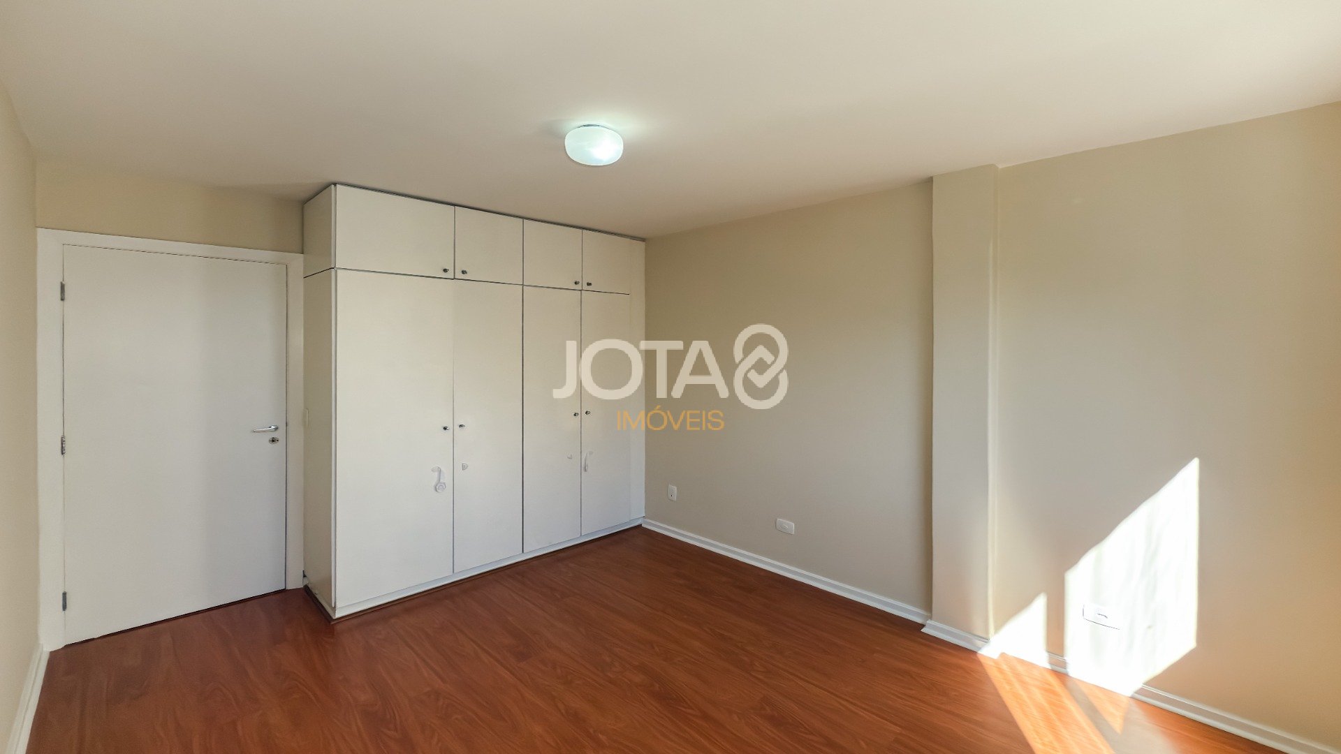 APARTAMENTO ENSOLARADO COM 3 QUARTOS