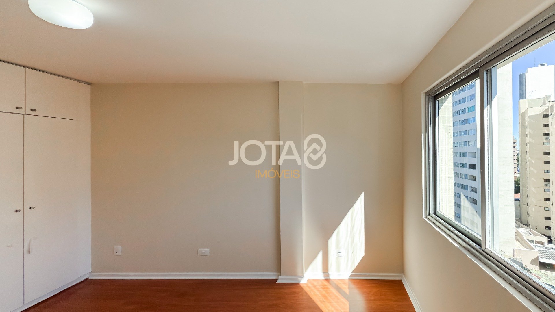APARTAMENTO ENSOLARADO COM 3 QUARTOS