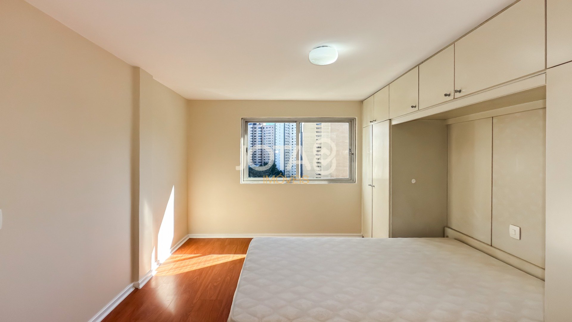 APARTAMENTO ENSOLARADO COM 3 QUARTOS
