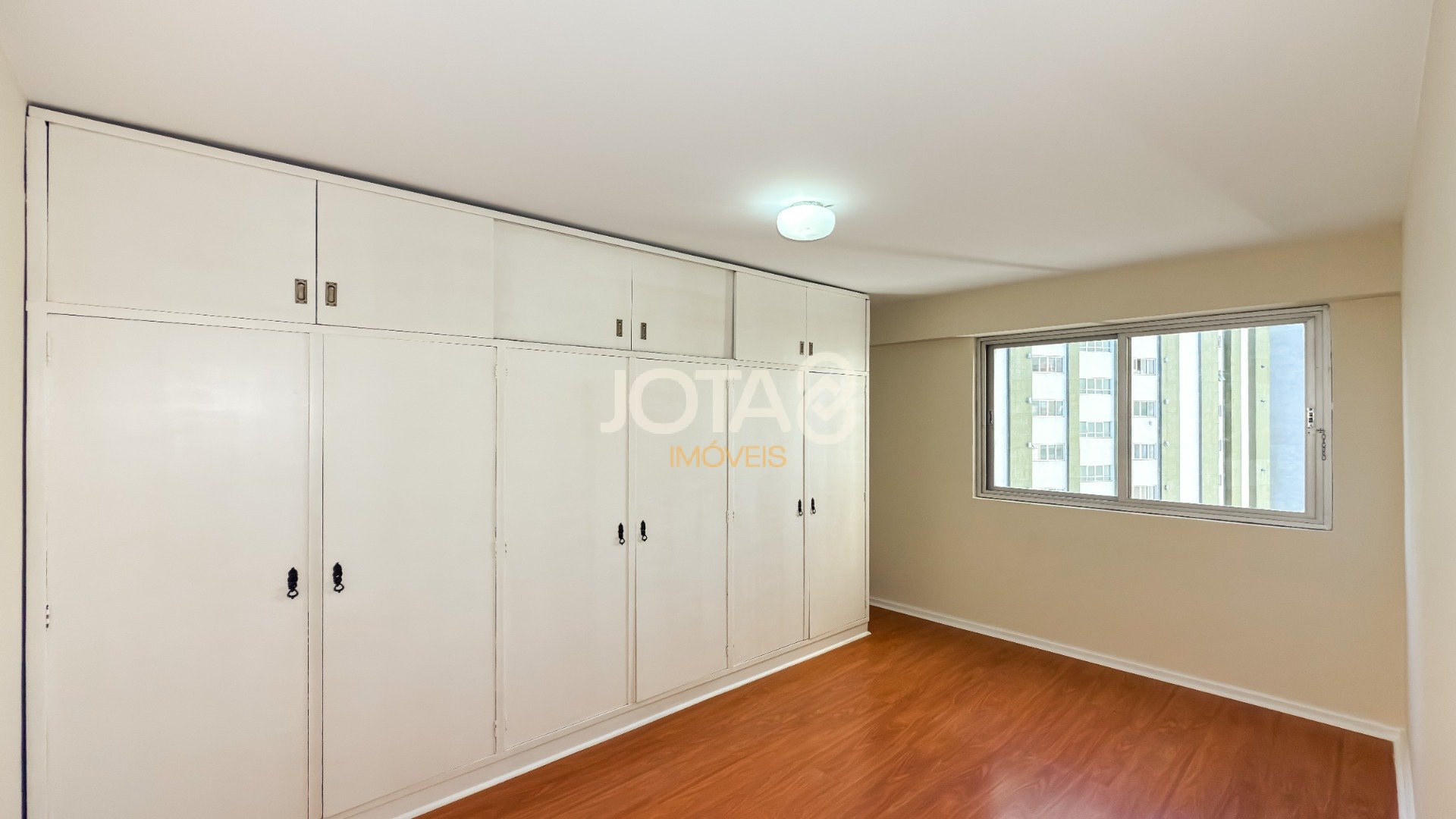 APARTAMENTO ENSOLARADO COM 3 QUARTOS
